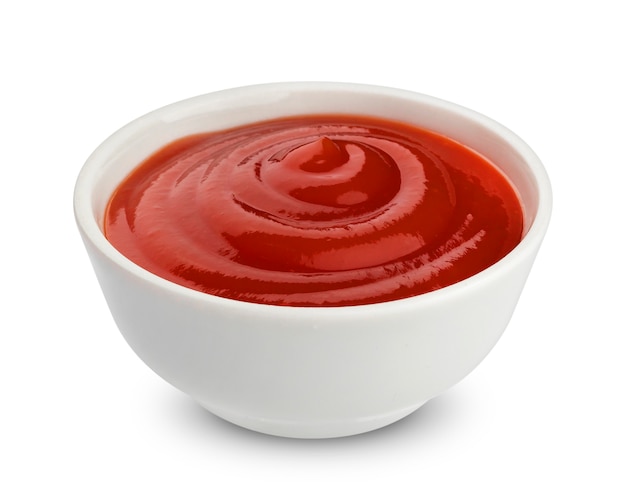 Tazón de salsa de tomate aislado en blanco