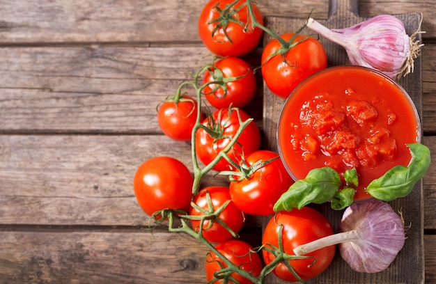 Tazón de salsa de tomate con albahaca fresca y tomates