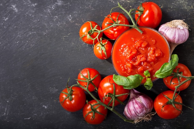 Tazón de salsa de tomate con albahaca fresca y tomates
