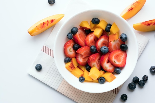 Tazón de saludable ensalada de frutas de bayas frescas