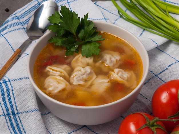 Foto tazón de sopa con albóndigas de carne y verduras