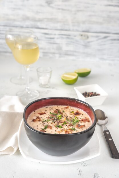 Foto tazón de sopa de almejas