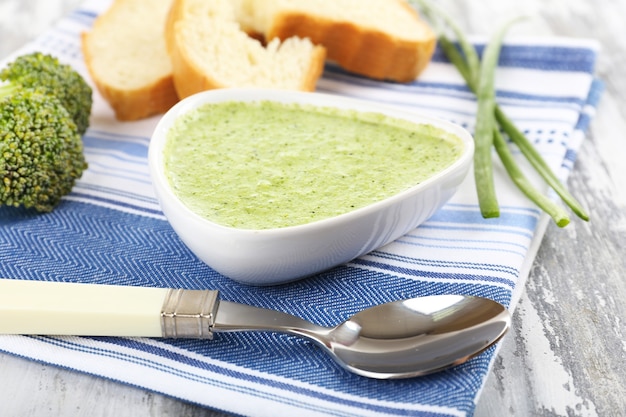 Foto tazón de sopa de brócoli en la mesa