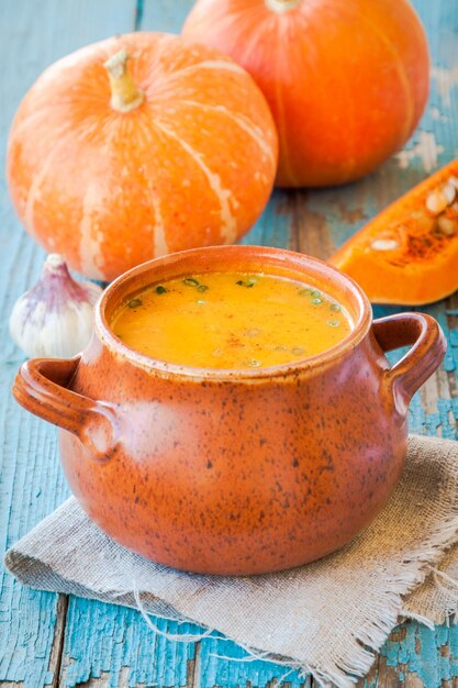 Un tazón con sopa de calabaza con crema