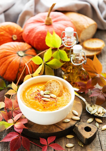 Tazón de sopa de calabaza en el fondo de madera rústico