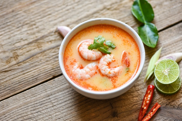 Tazón de sopa de camarones con limones y chiles