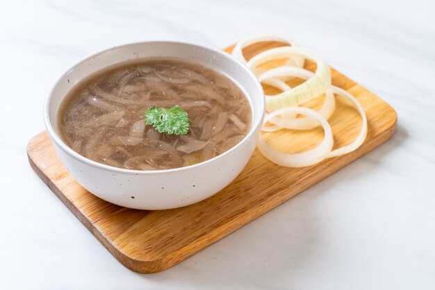 tazón de sopa de cebolla