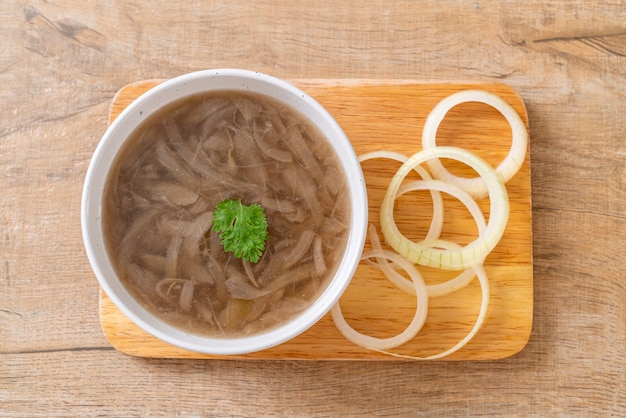 Foto tazón de sopa de cebolla