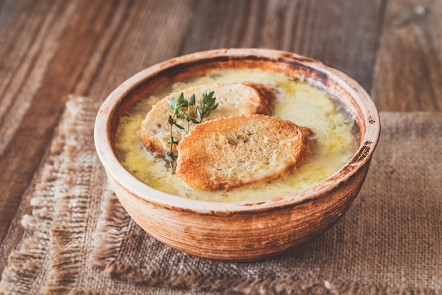 Tazón de sopa de cebolla