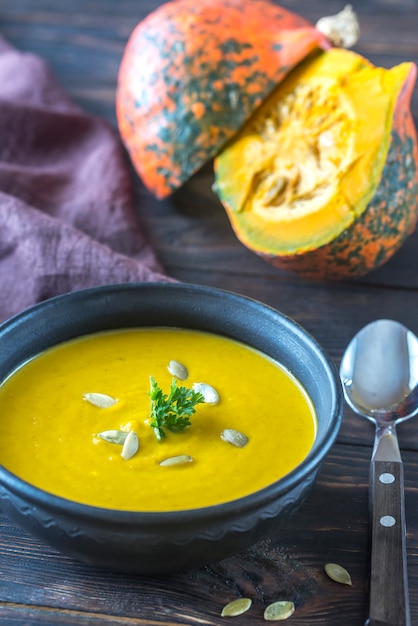 Foto tazón de sopa de crema de calabaza