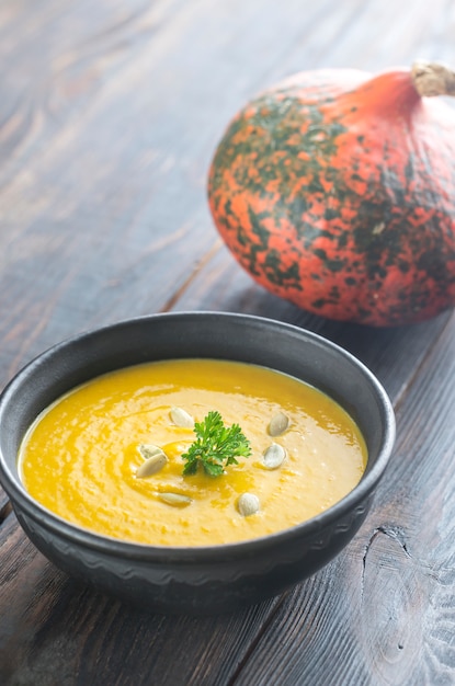 Tazón de sopa de crema de calabaza