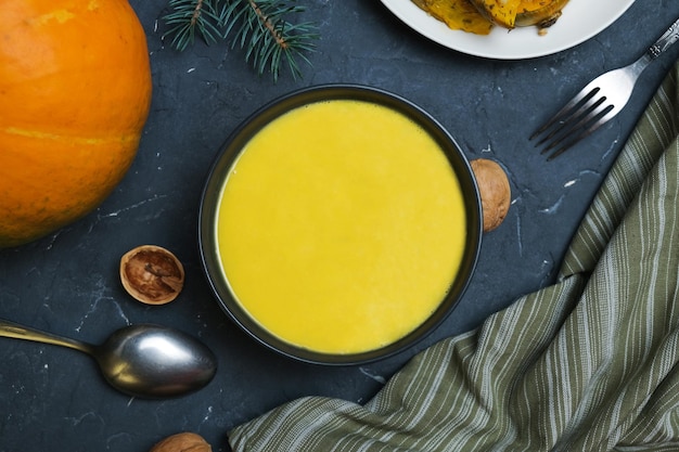 Tazón de sopa de crema de calabaza