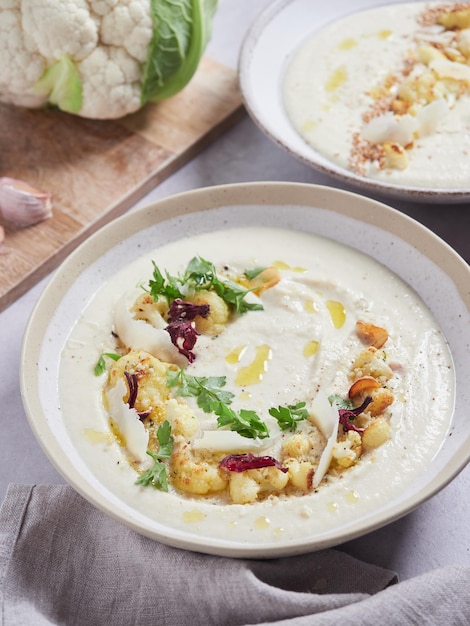 Tazón de sopa de crema de coliflor casera vista de cerca