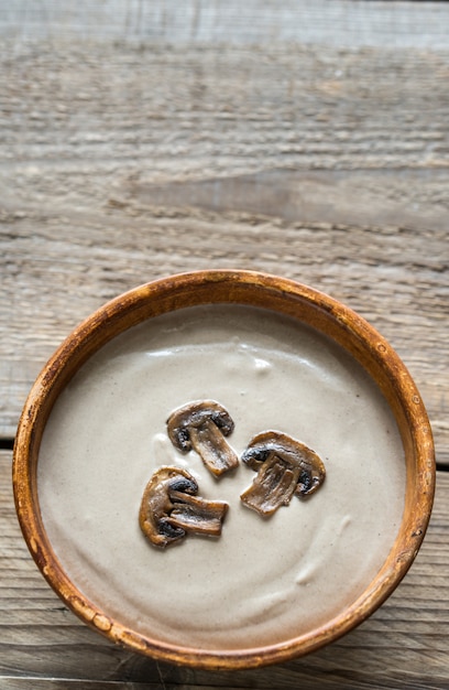 Tazón de sopa cremosa de champiñones