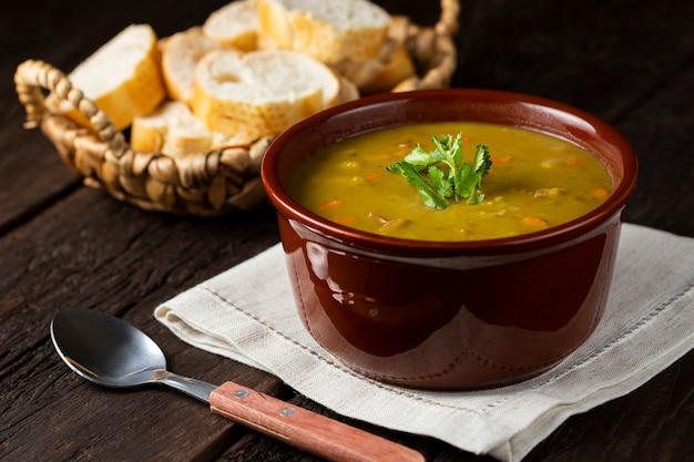 Tazón de sopa de guisantes con sopa de guisantes en la mesa