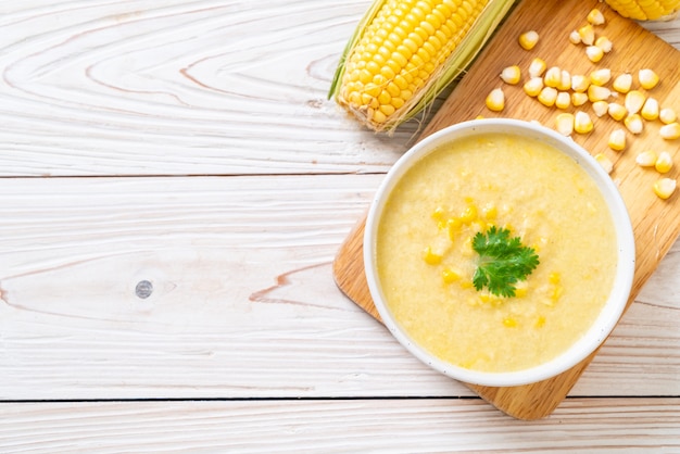 Tazón de sopa de maíz