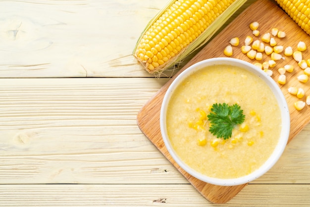 Foto tazón de sopa de maíz