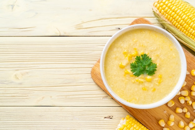 Foto tazón de sopa de maíz