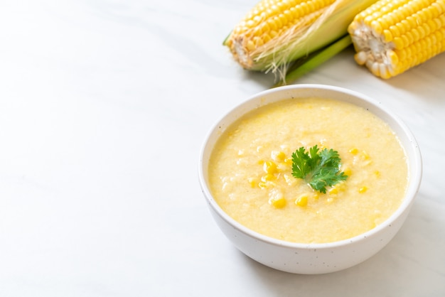 Foto tazón de sopa de maíz