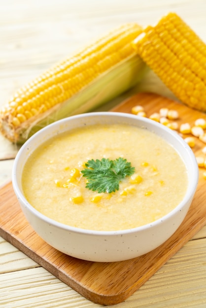 Foto tazón de sopa de maíz