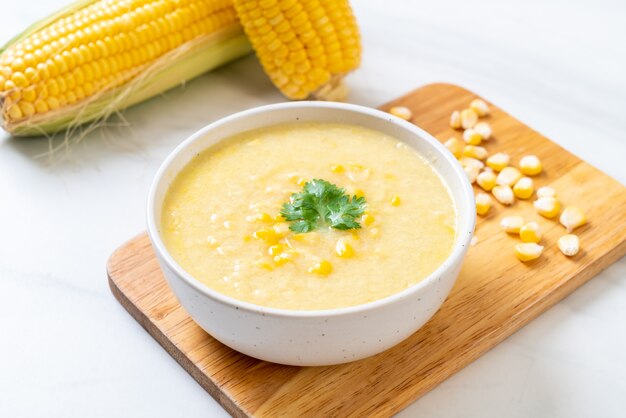 tazón de sopa de maíz