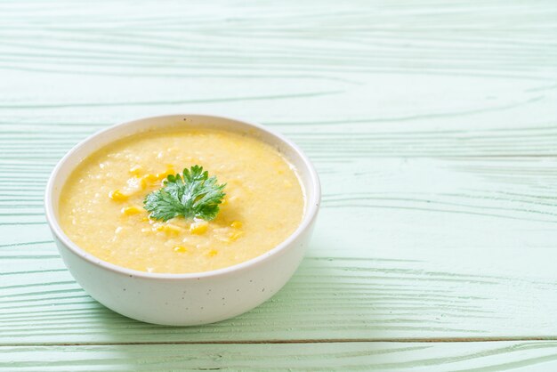 tazón de sopa de maíz