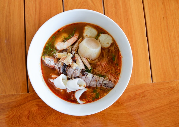 Tazón de sopa de mariscos de fideos picante y picante