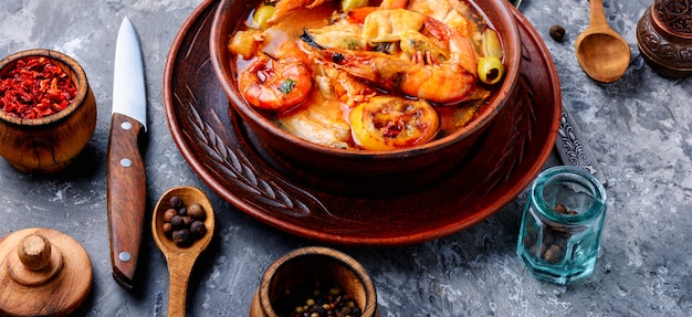 Foto tazón de sopa de mariscos frescos