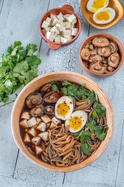 Tazón de sopa de miso en la mesa de madera