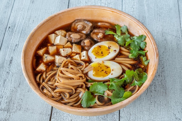 Tazón de sopa de miso en la mesa de madera