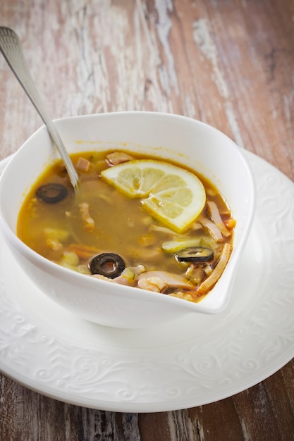 tazón de sopa con pan