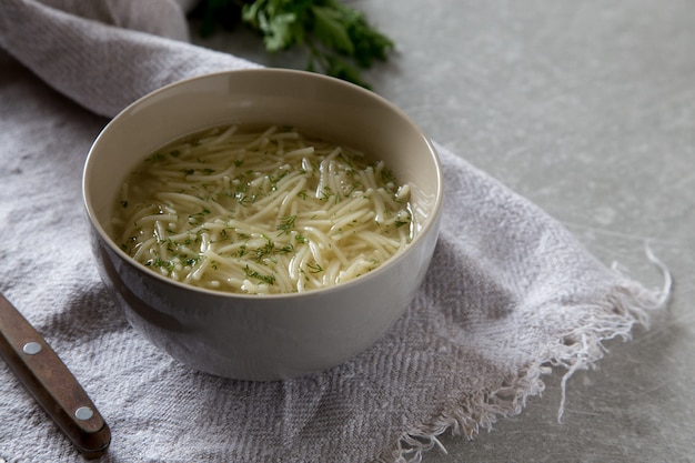 Tazón de sopa de pollo con fideos. Sopa de pollo sabrosa hecha en casa en el tazón de fuente blanco.