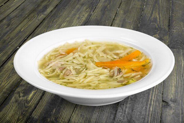 Foto tazón de sopa de pollo con fideos