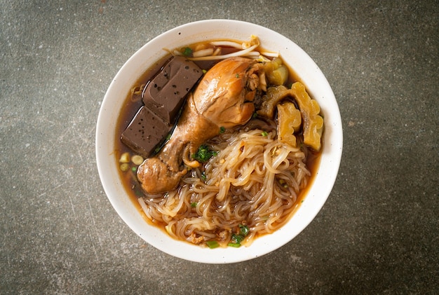 Tazón De Sopa De Pollo Guisado Con Fideos