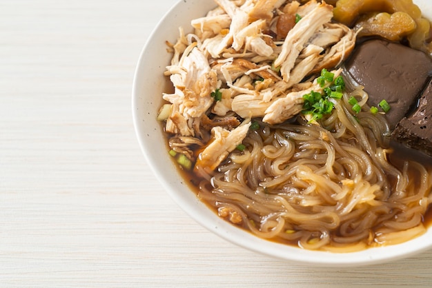 Tazón De Sopa De Pollo Guisado Con Fideos