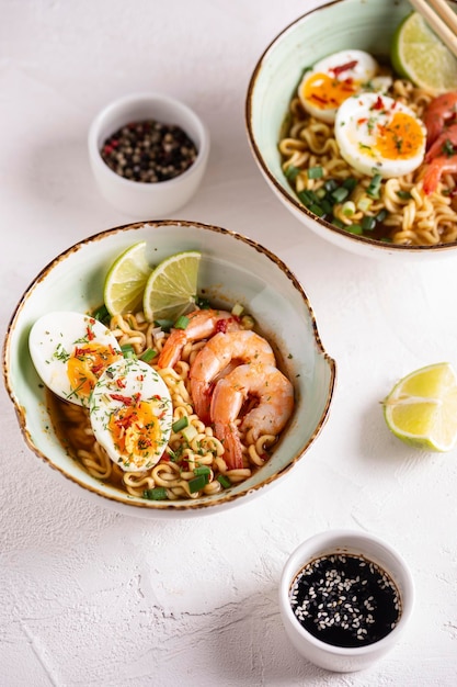 Tazón de sopa de ramen con camarones y huevos