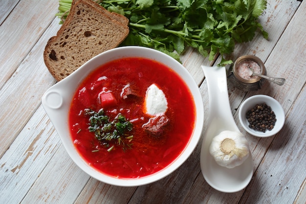 Tazón de sopa de remolacha roja borsch con crema blanca