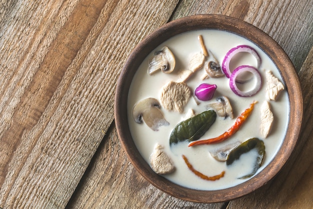 Tazón de sopa tailandesa de tom kha kai