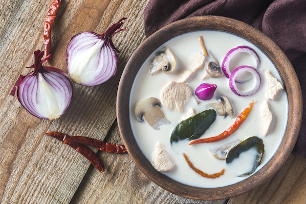 Foto tazón de sopa tailandesa de tom kha kai