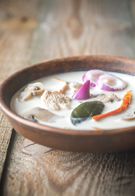 Tazón de sopa tailandesa de tom kha kai