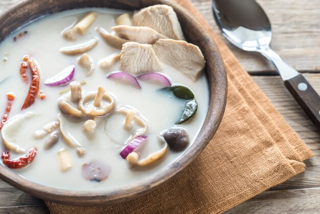 Tazón de sopa tailandesa de tom kha kai