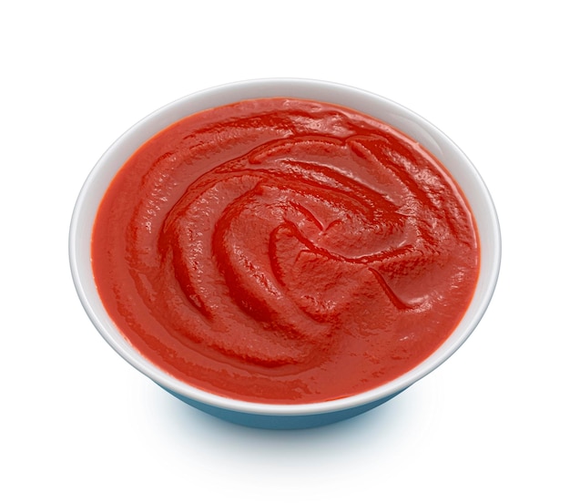 Tazón de sopa de tomate aislado sobre fondo blanco.