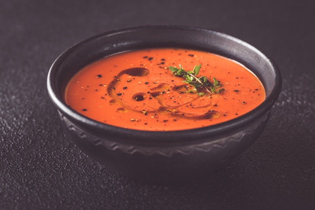 Tazón de sopa de tomate picante