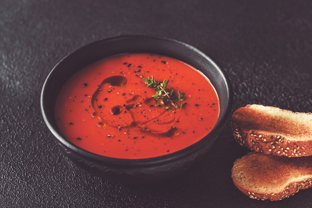 Tazón de sopa de tomate picante