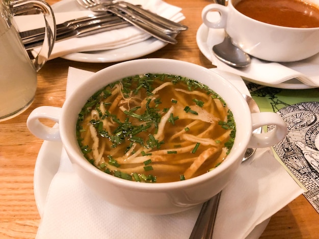 Foto tazón con sopa de verduras y condimentos