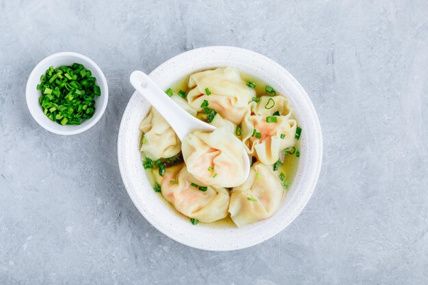 Tazón de sopa de wonton Sopa de wonton de camarones o cerdo con espacio de copia de vista superior de cebolla verde