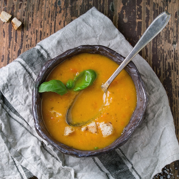 Tazón de sopa de zanahoria