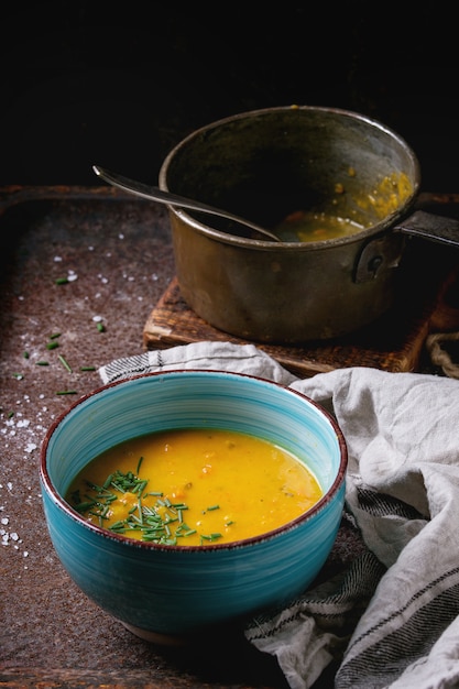 Tazón de sopa de zanahoria