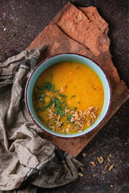 Tazón de sopa de zanahoria