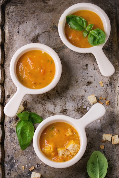 Tazón de sopa de zanahoria